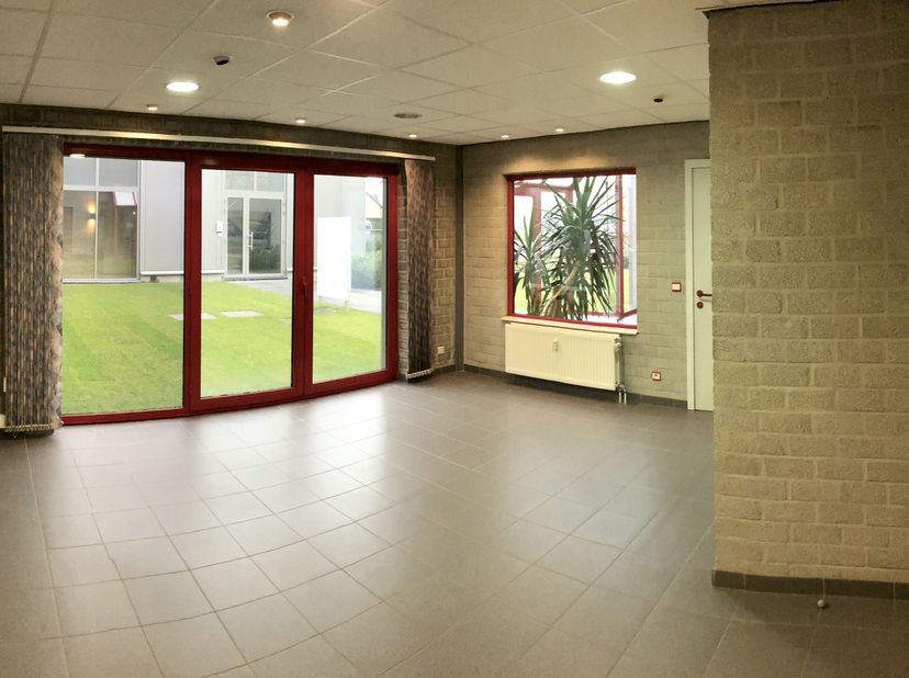 Kantoor 5&lt;br /&gt;
&lt;br /&gt;
Kantoor van 21 m² gelegen op een bedrijvencentrum te Zonhoven in een groene rustige setting. Het kantoor gelegen in de rode bou
